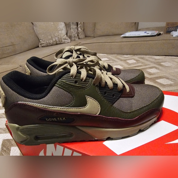 Nike's - Picture 3 of 8